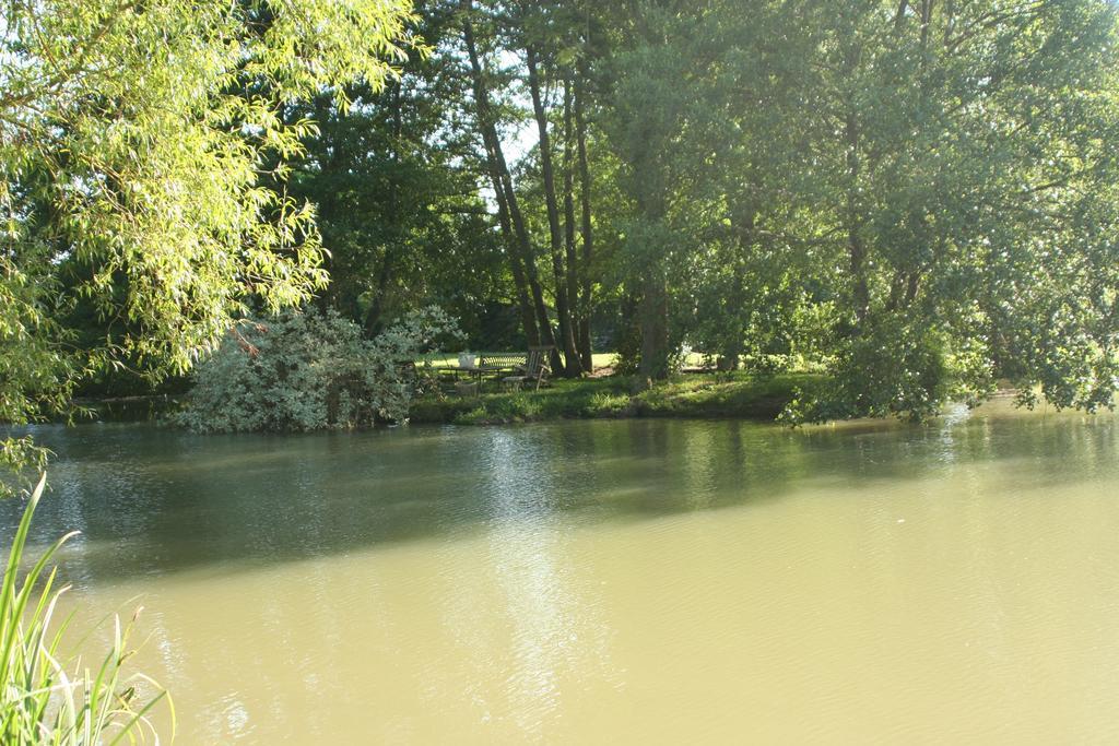 Le Petit Moulin Bed & Breakfast Faverelles Bagian luar foto